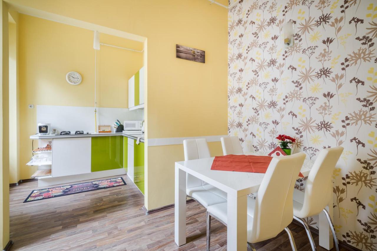 Pyvo Street Home With Balcony By Nw Budapest Bagian luar foto