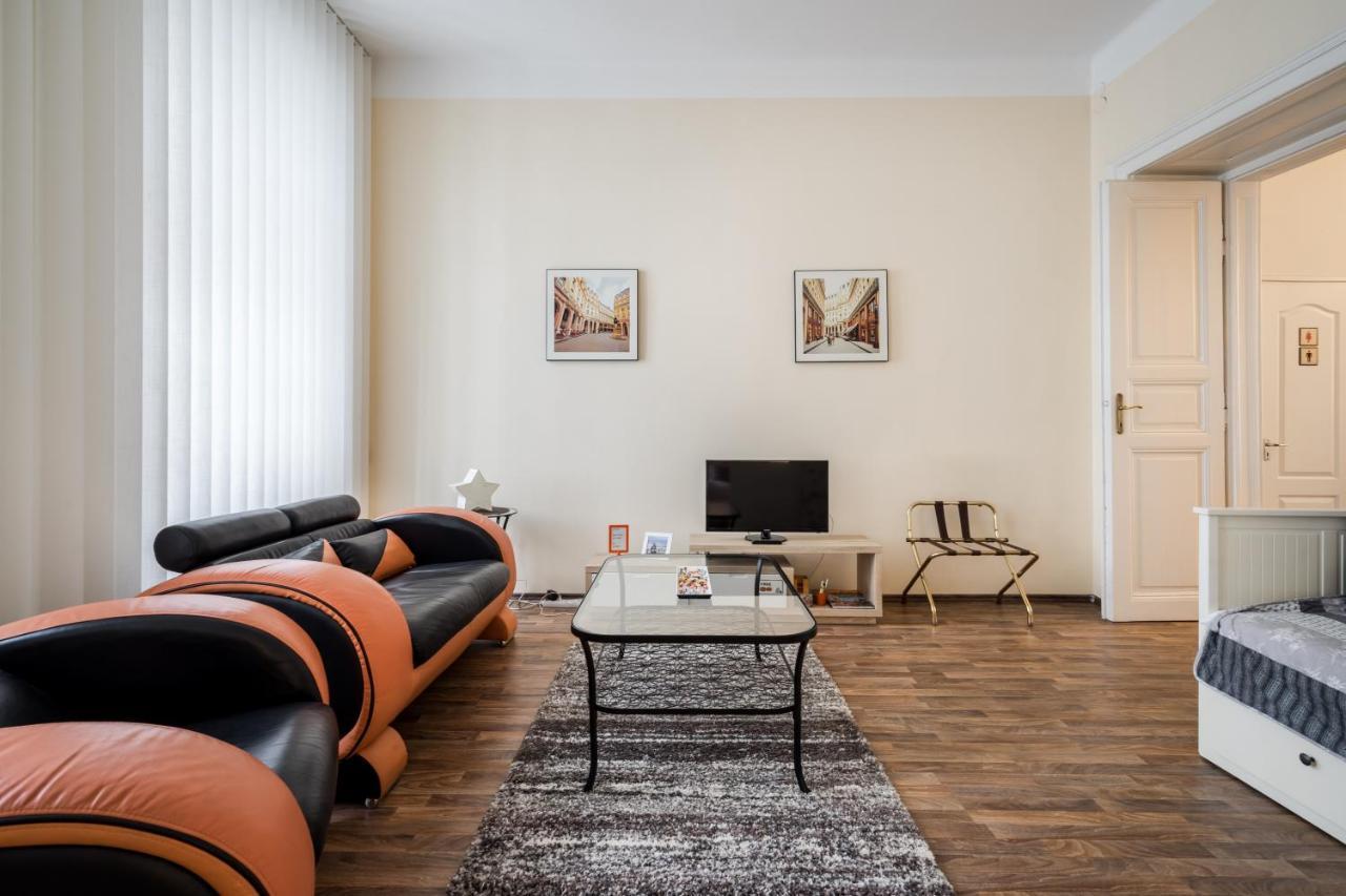 Pyvo Street Home With Balcony By Nw Budapest Bagian luar foto