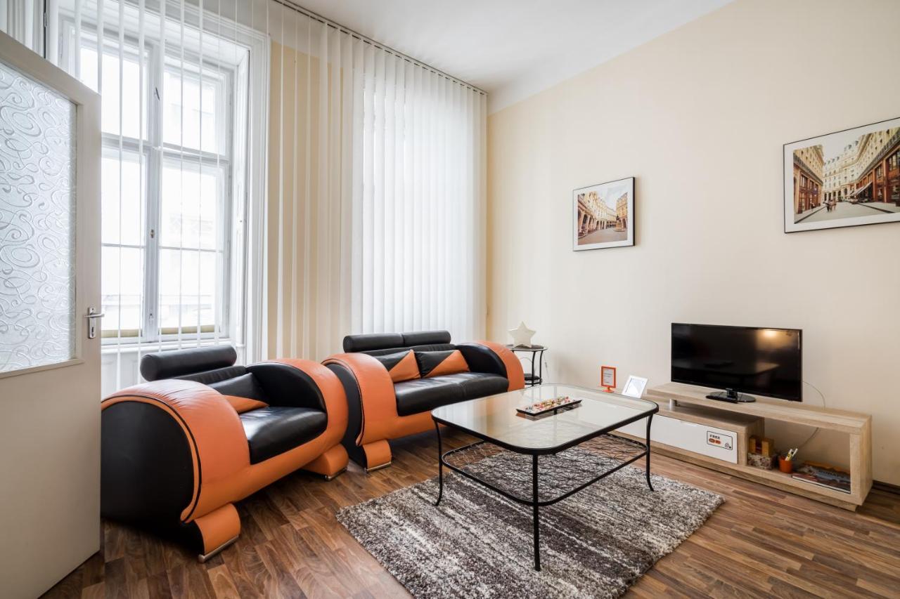 Pyvo Street Home With Balcony By Nw Budapest Bagian luar foto